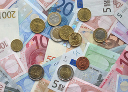 Normal_euro_coins_and_banknotes