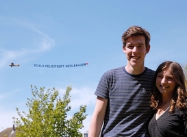 Scala College feliciteert geslaagde eindexamenleerlingen vanuit de lucht Scala College feliciteert geslaagde eindexamenleerlingen vanuit de lucht