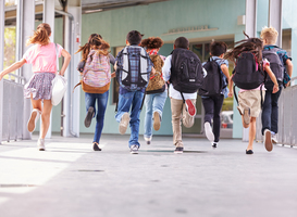 Normal_kinderen_rennen_naar_school