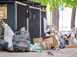 Studenten dumpen inboedel op straat, wijkraad Delfshaven slaat alarm 